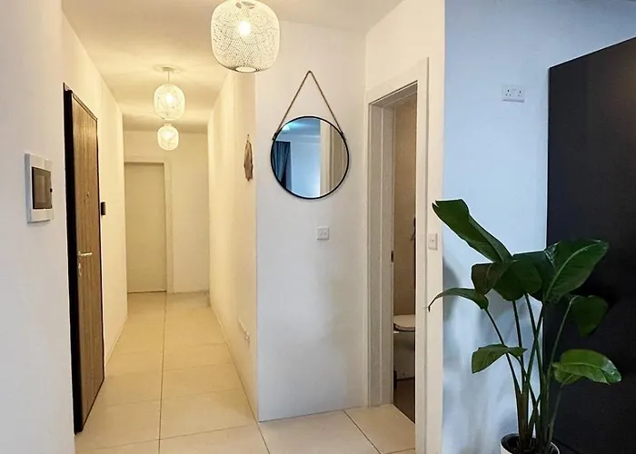 Paceville Glow Two San Ġiljan